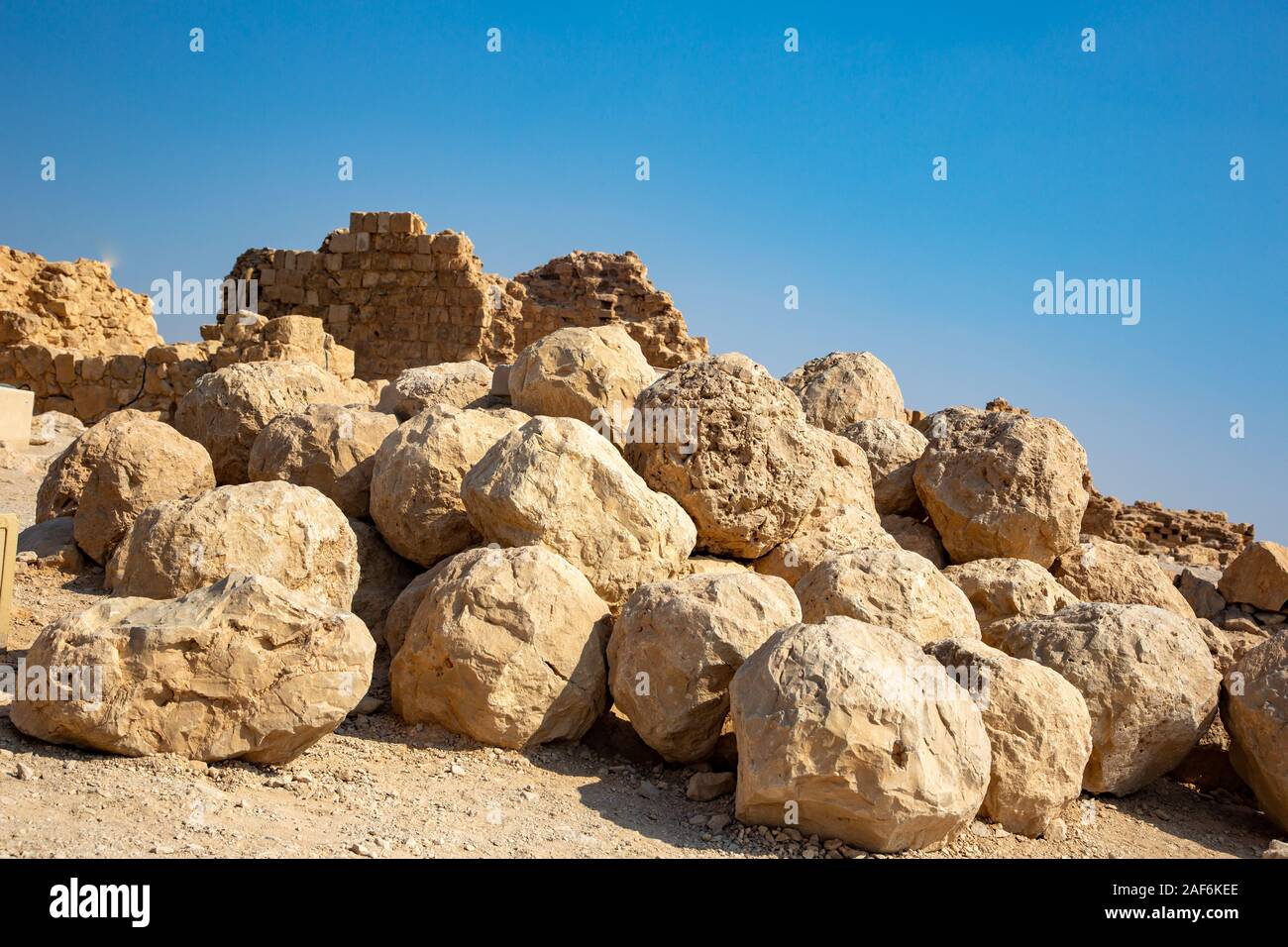 Pila di Roman ballista sfere Masada national park, Israele Foto Stock