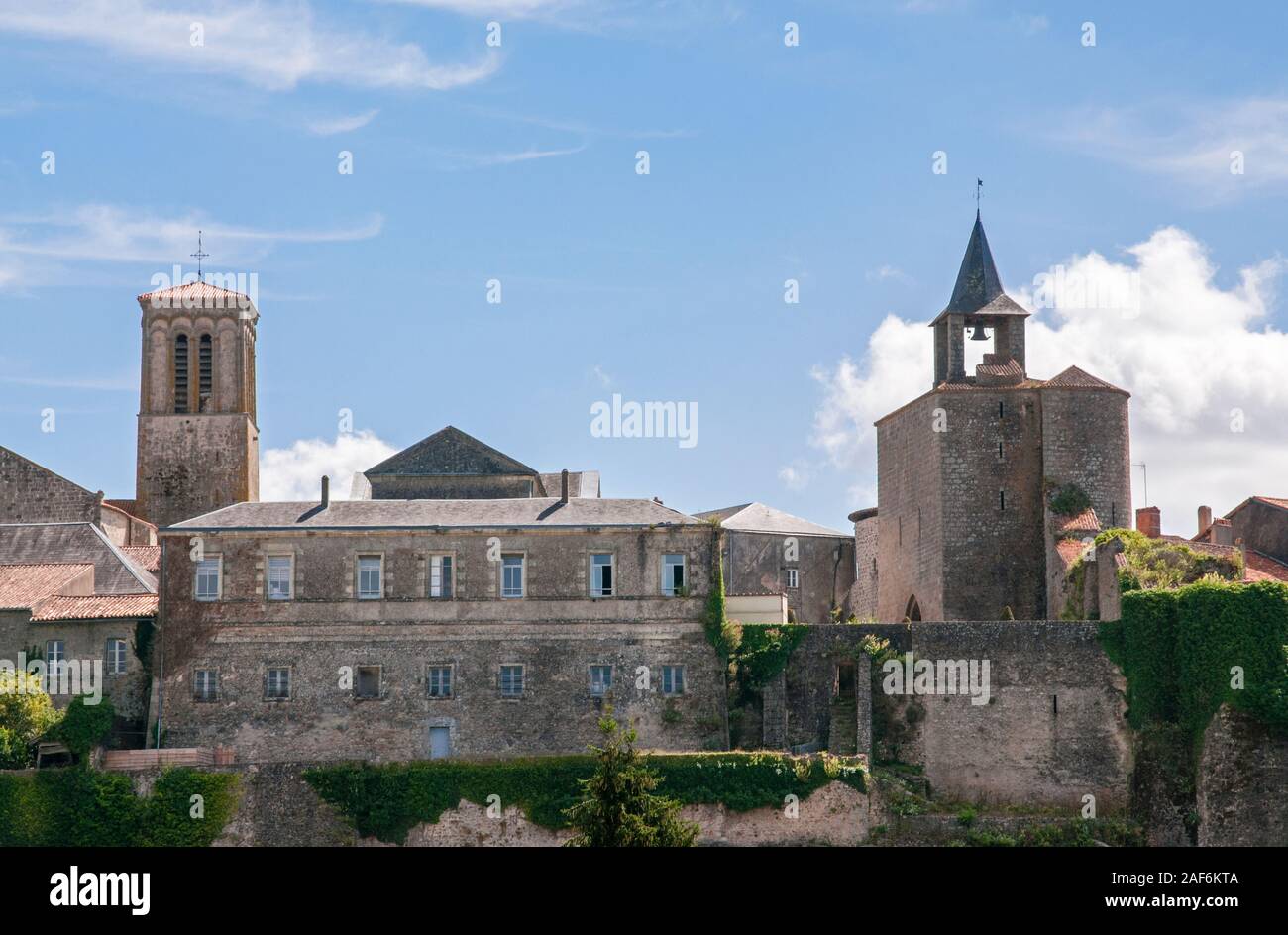 Vista della chiesa di Sainte-Croix, classificato patrimonio storico monumento e Porte de la Citadelle o Horloge (gate della Cittadella), Parthenay, Francia Foto Stock