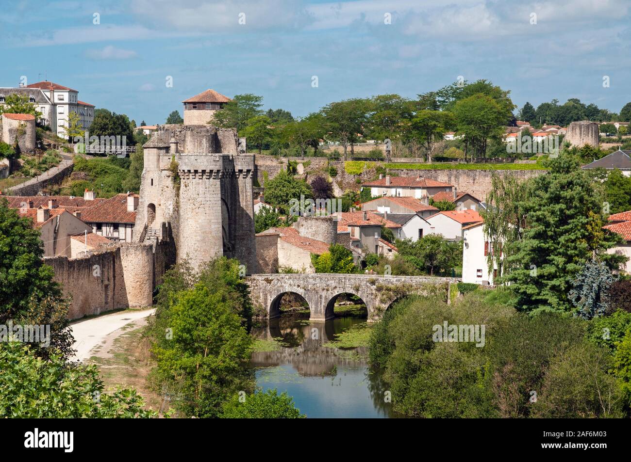 Ponte sul fiume Thouet e la porta fortificata di Saint-Jacques (Porte Saint-Jacques) nella città medievale di Parthenay, Deux-Sevres (79), Francia Foto Stock