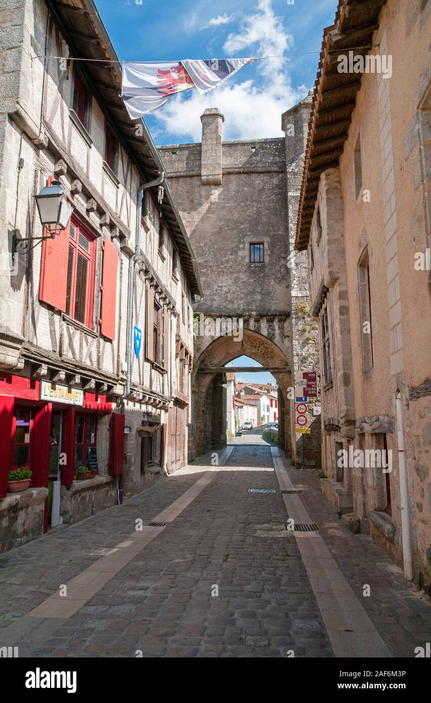 De la Vau Saint-Jacques street e Saint-Jacques porta fortificata nella parte vecchia di Parthenay cittadina medievale, Deux-Sevres (79), Nouvelle-Aquitaine, Fran Foto Stock