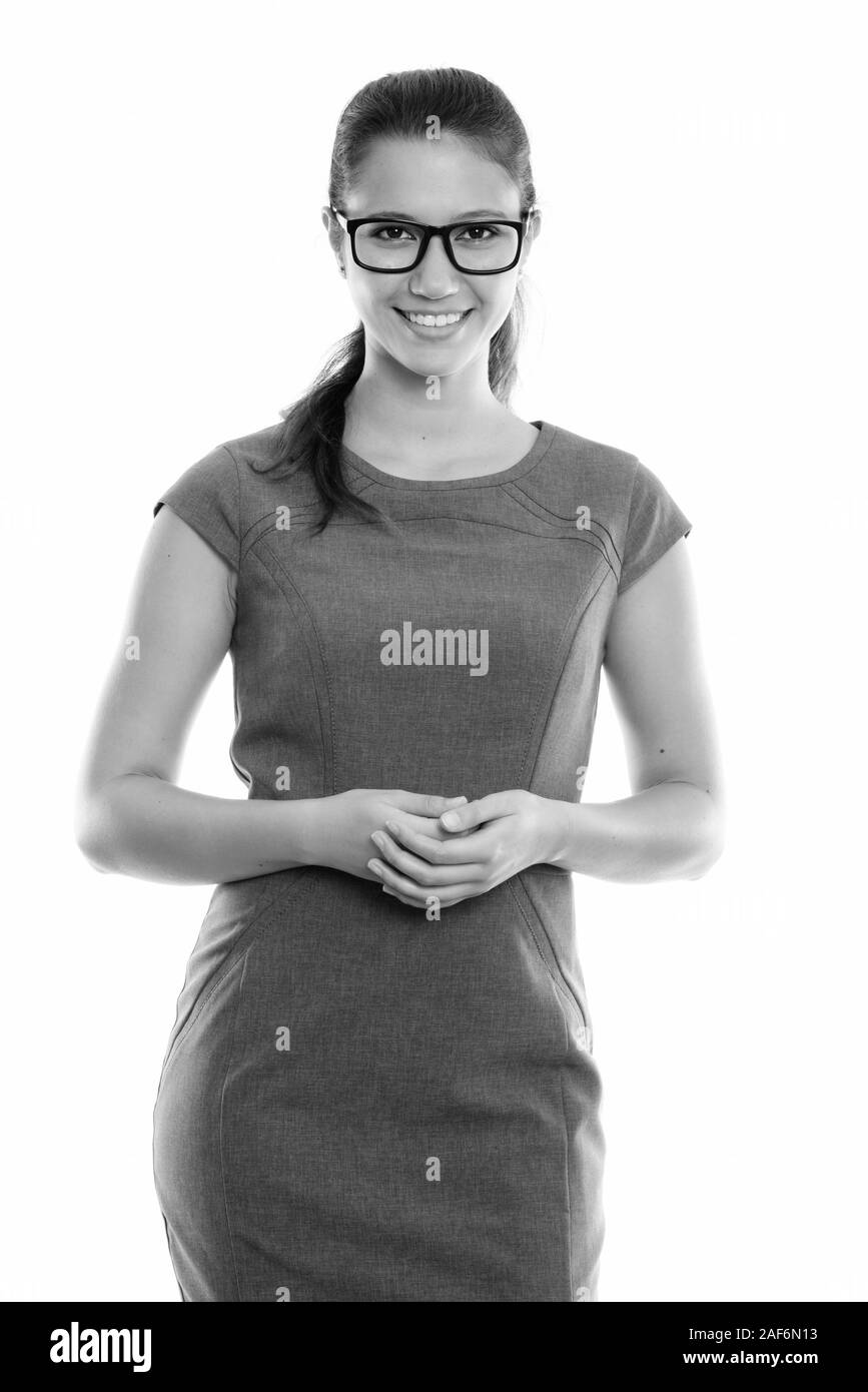 Studio shot di giovane imprenditrice felice sorridente indossando occhiali con le mani insieme Foto Stock