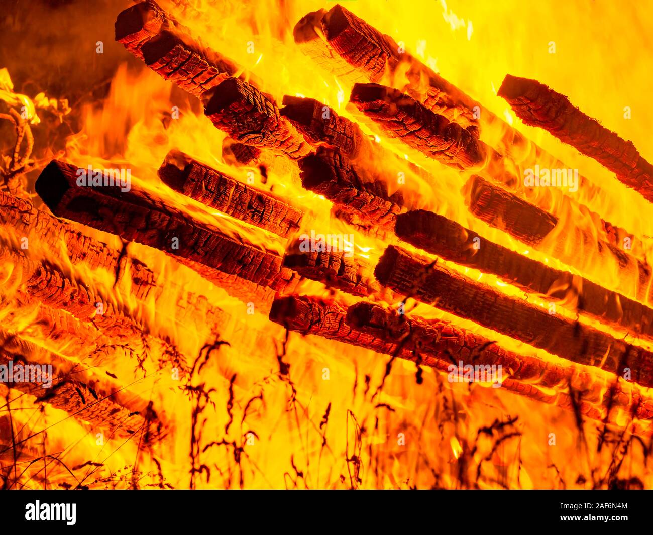 Un grande fuoco di inferno in mezzo alla natura Foto Stock
