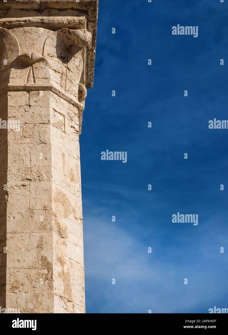 Architettura medievale di Perugia. Antica colonna di marmo con cielo e spazio di copia Foto Stock