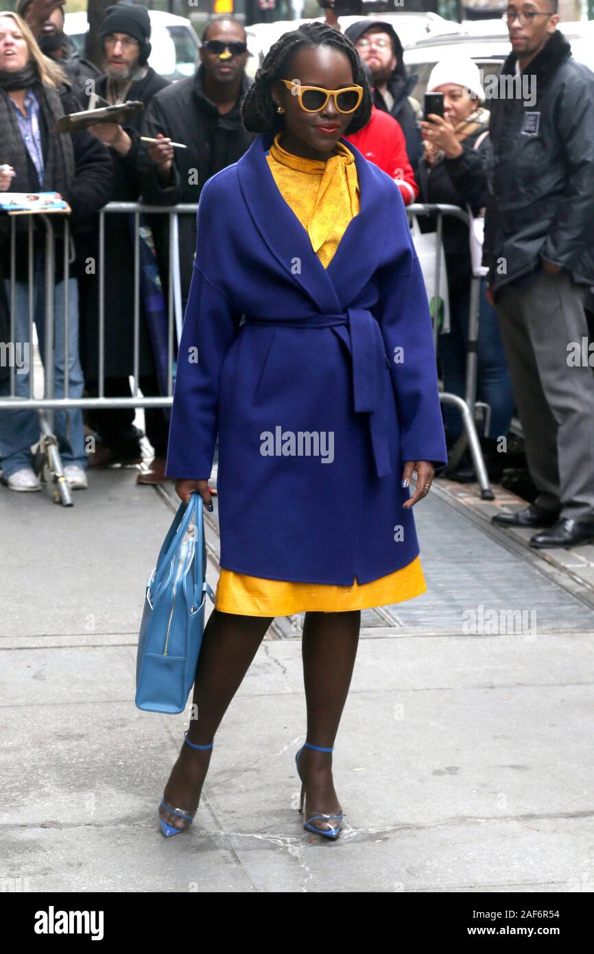 Lupita Nyong'o all'arrivo presso il ristorante la vista. New York, 11.12.2019 | Utilizzo di tutto il mondo Foto Stock