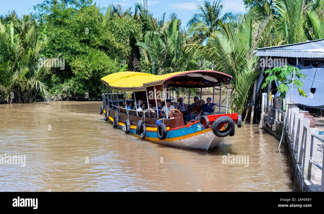 Tour in barca con persone ben tre Provincia Delta del Mekong Vietnam Foto Stock