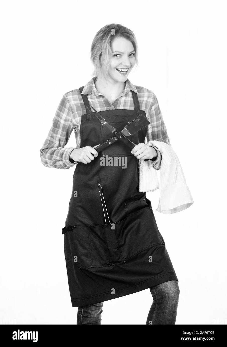 Bellezza sulla cucina. Pretty girl in grembiule chef. Donna tenere gli utensili da cucina. Utensili per cucinare cibo ricetta di cucina. Picnic barbecue. Preparazione e culinario. Week-end in famiglia. Foto Stock