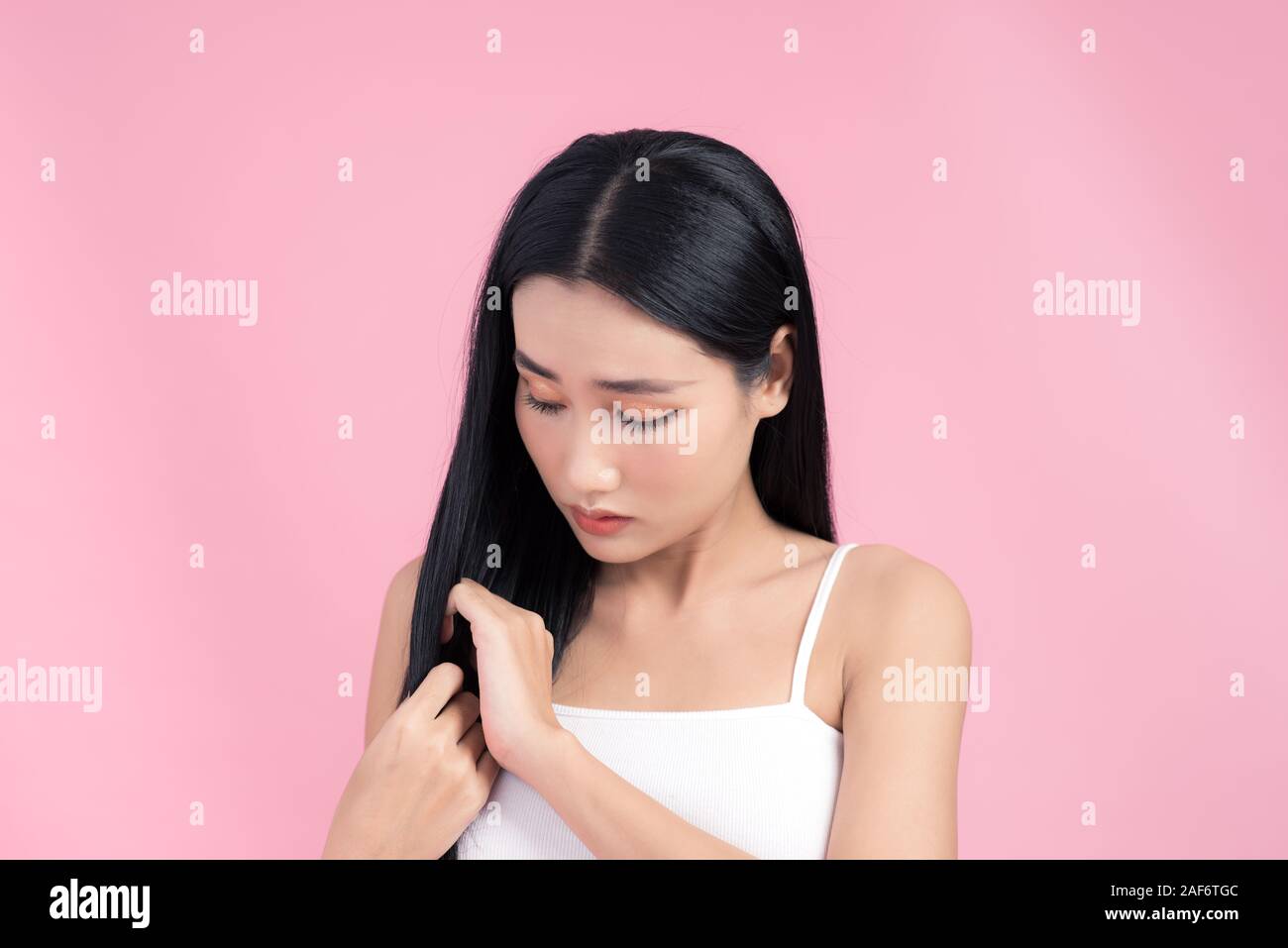 Giovane donna non è soddisfatto con il loro stato di capelli Foto Stock