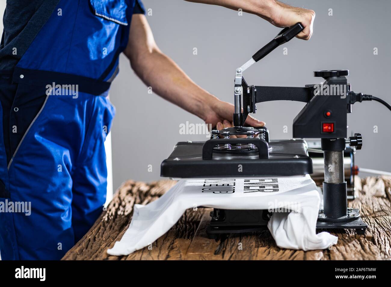 L'uomo Stampa su T Shirt in officina Foto Stock