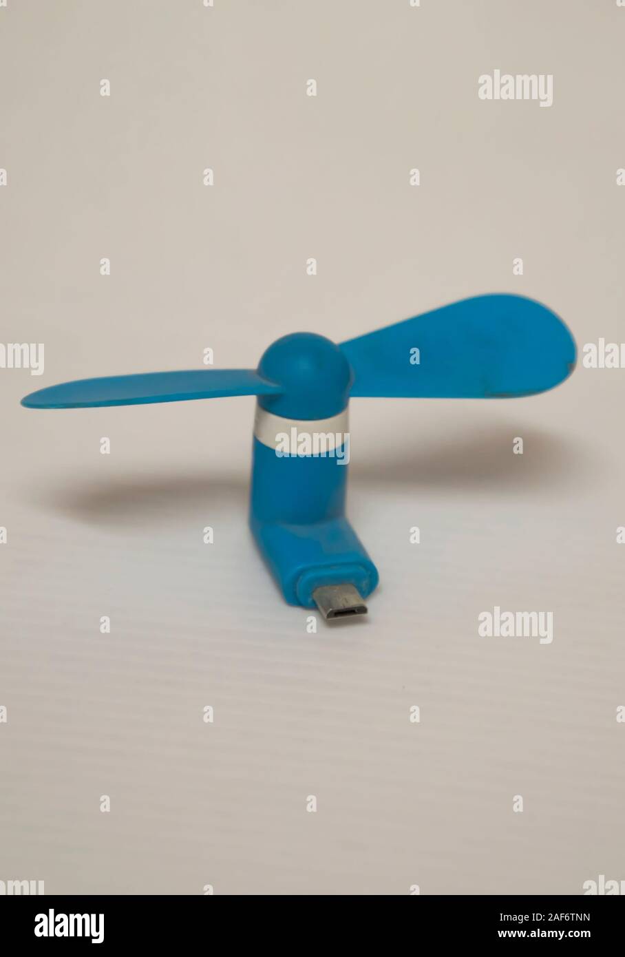 Mini Computer Portatile Micro ventola USB per Smartphone, sfondo bianco Foto Stock