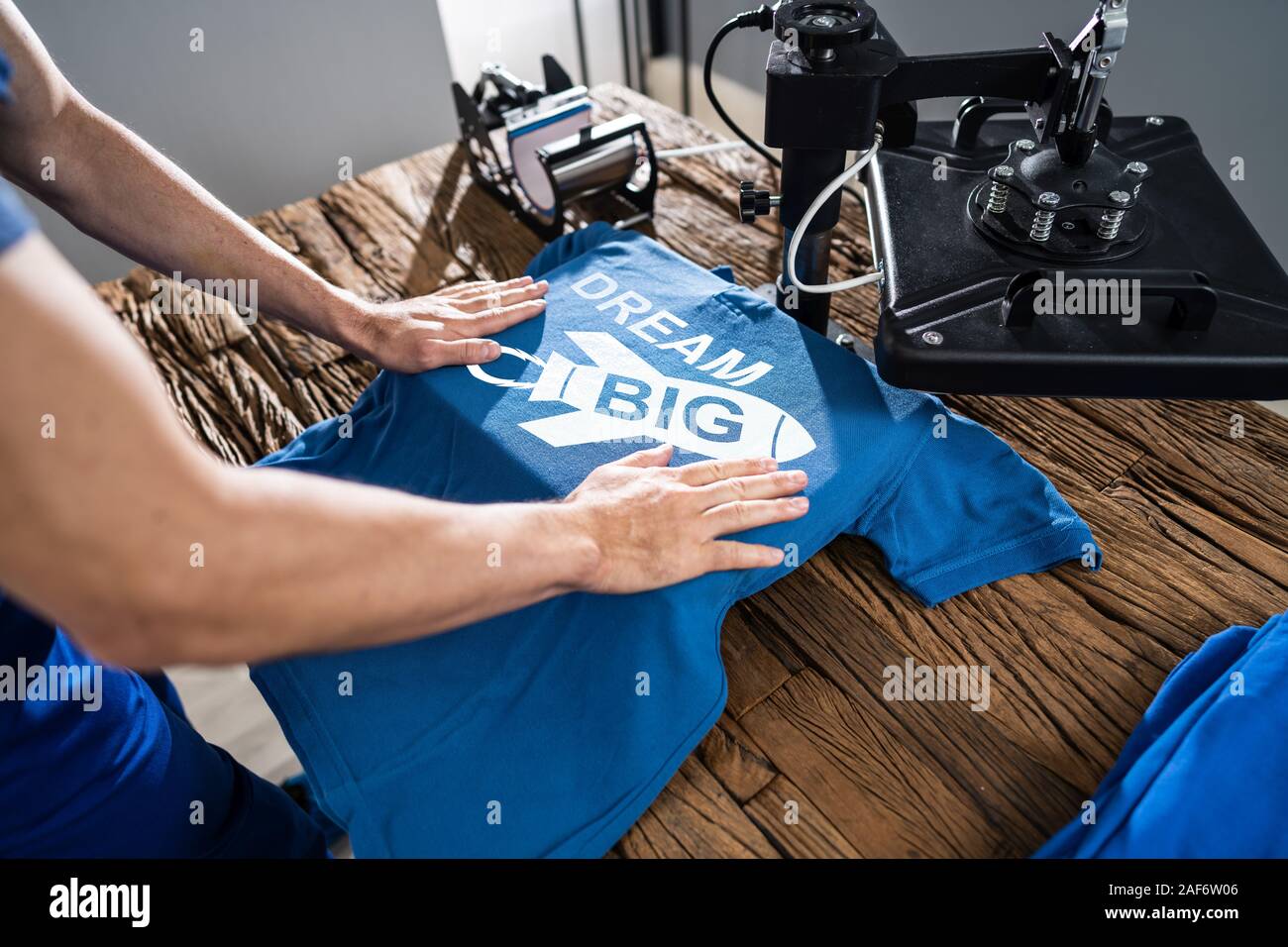 L'uomo Stampa su T Shirt in officina Foto Stock