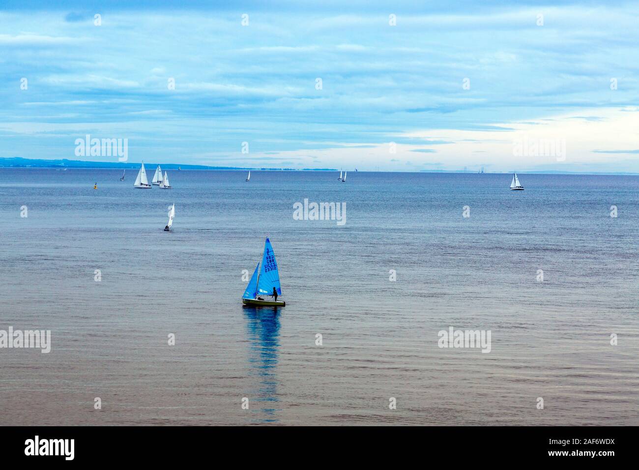 Yachts dalla cittadina gallese di Penarth racing nel canale di Bristol, Glamorgan, Wales, Regno Unito Foto Stock