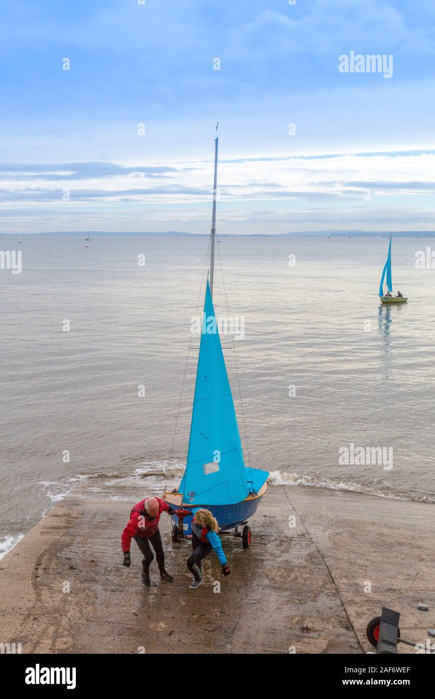 Yacht da Penarth viene trasportata fino la scalo dopo una gara nel canale di Bristol, Glamorgan, Wales, Regno Unito Foto Stock