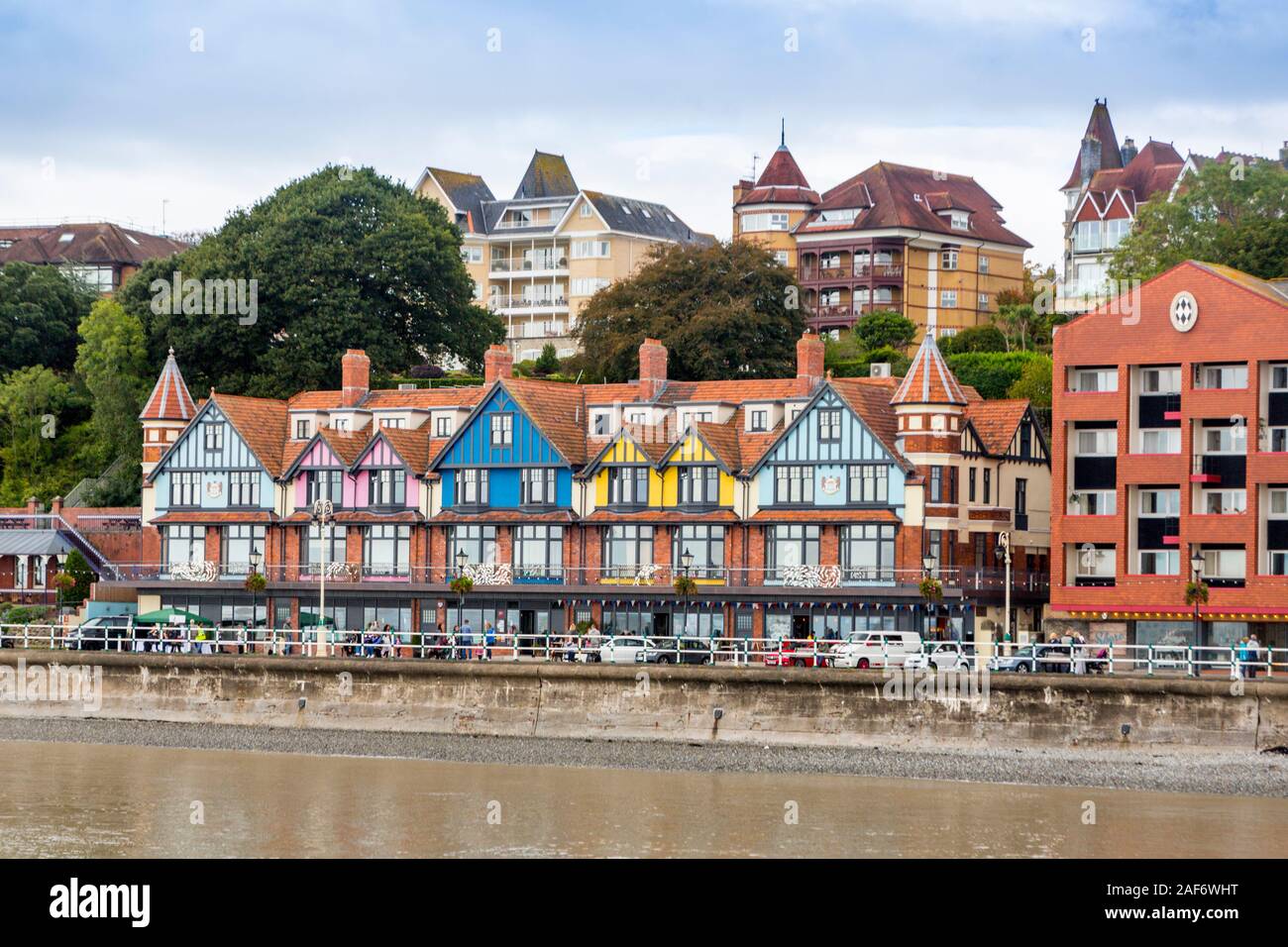 Lungomare di colorati negozi, gli appartamenti e le case che si affaccia sul Canale di Bristol in Penarth, Glamorgan, Wales, Regno Unito Foto Stock