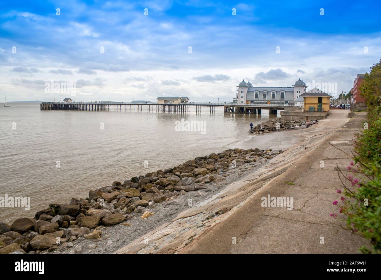 Il rinnovato Penarth Pier e il Canale di Bristol, Glamorgan, Wales, Regno Unito Foto Stock