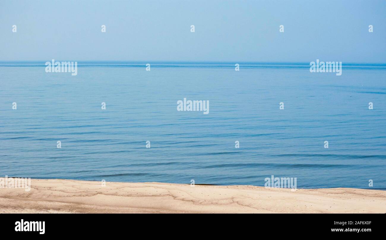 Calma blu sulla costa del Mar Baltico. Curonian Spit, la regione di Kaliningrad, Russia Foto Stock