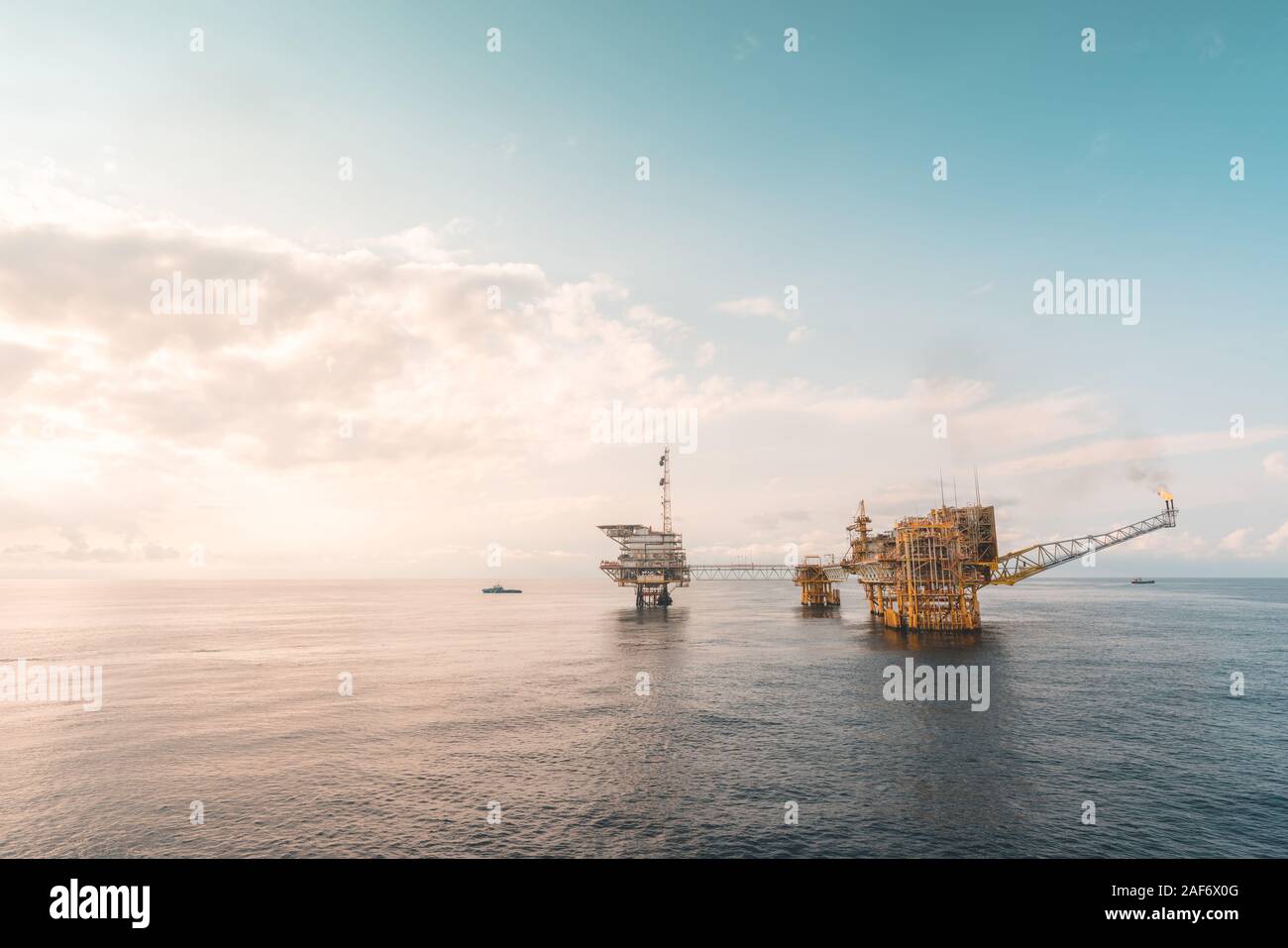 Massiccia piattaforma di produzione petrolifera offshore Foto Stock