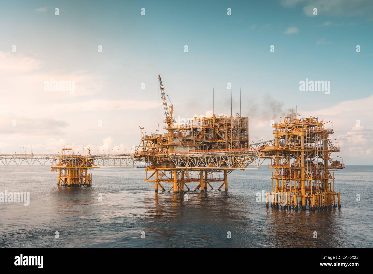 Massiccia piattaforma di produzione petrolifera offshore Foto Stock