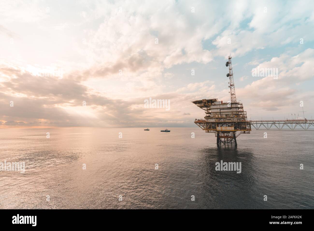 Massiccia piattaforma di produzione petrolifera offshore Foto Stock