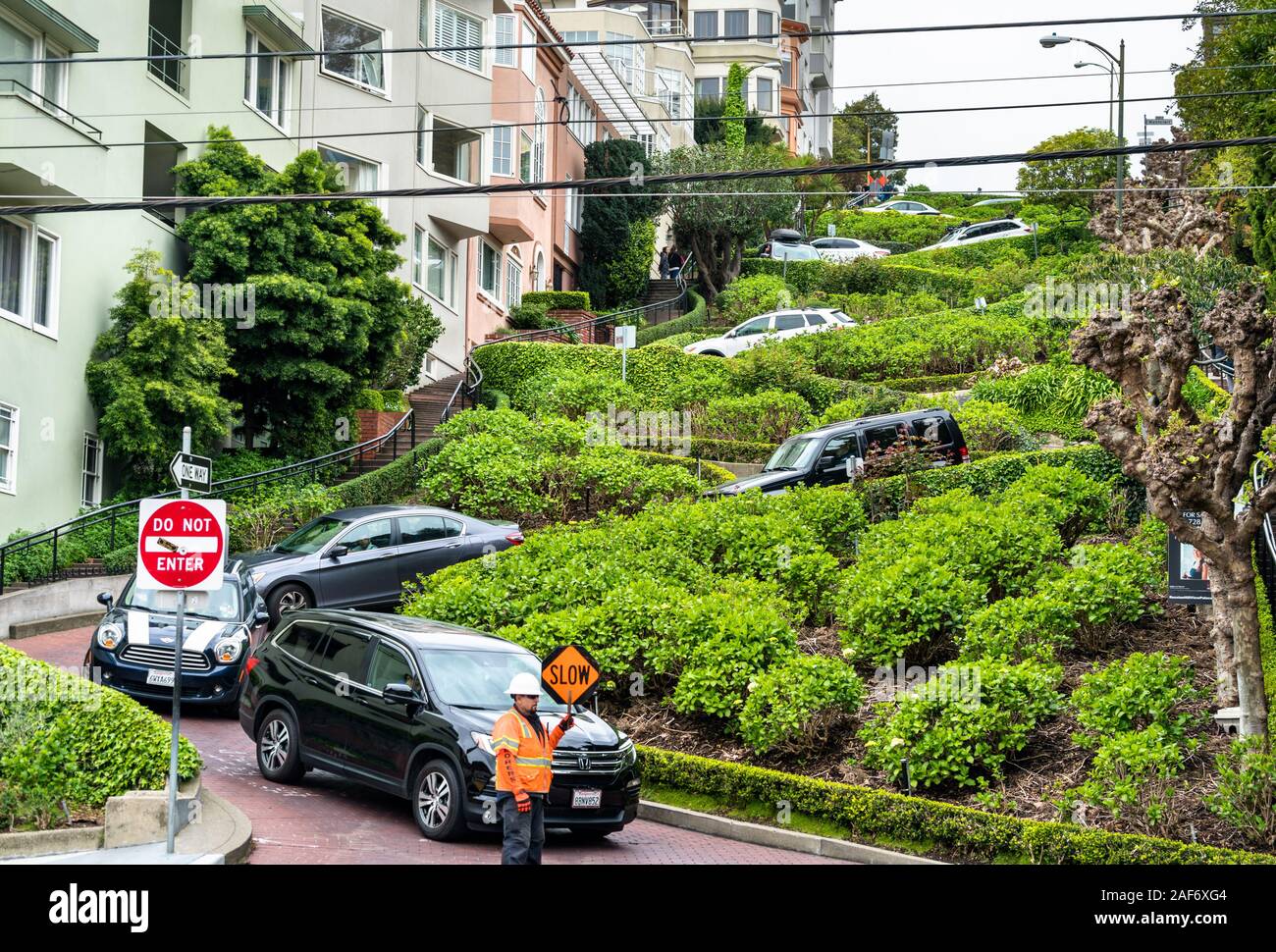 Automobili su Lombard Street a San Francisco, California Foto Stock