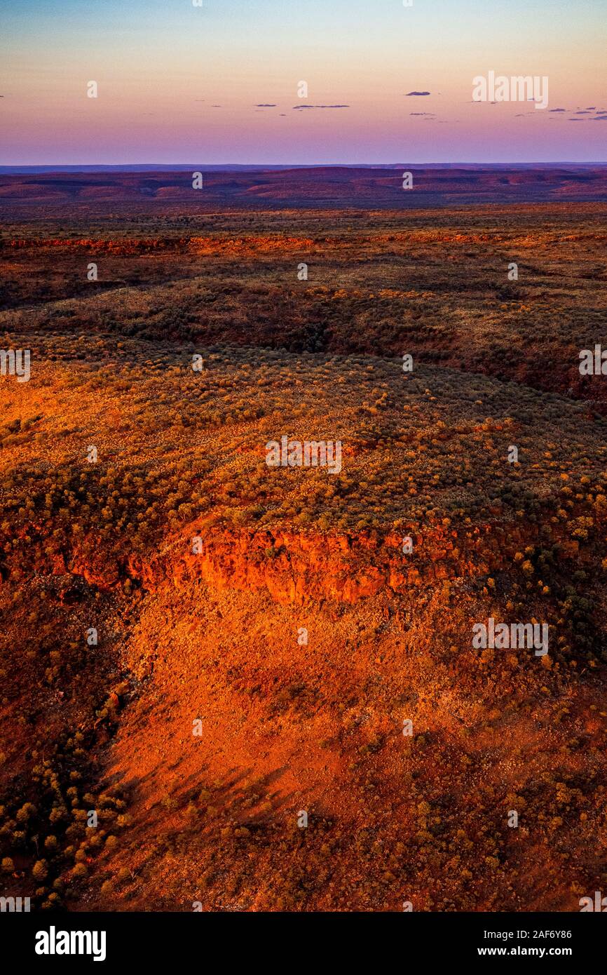 Un tramonto mozzafiato lungo il George Gill Ranges, vicino a Kings Creek in Australia centrale. Petermann, Territorio del Nord, l'Australia. Foto Stock