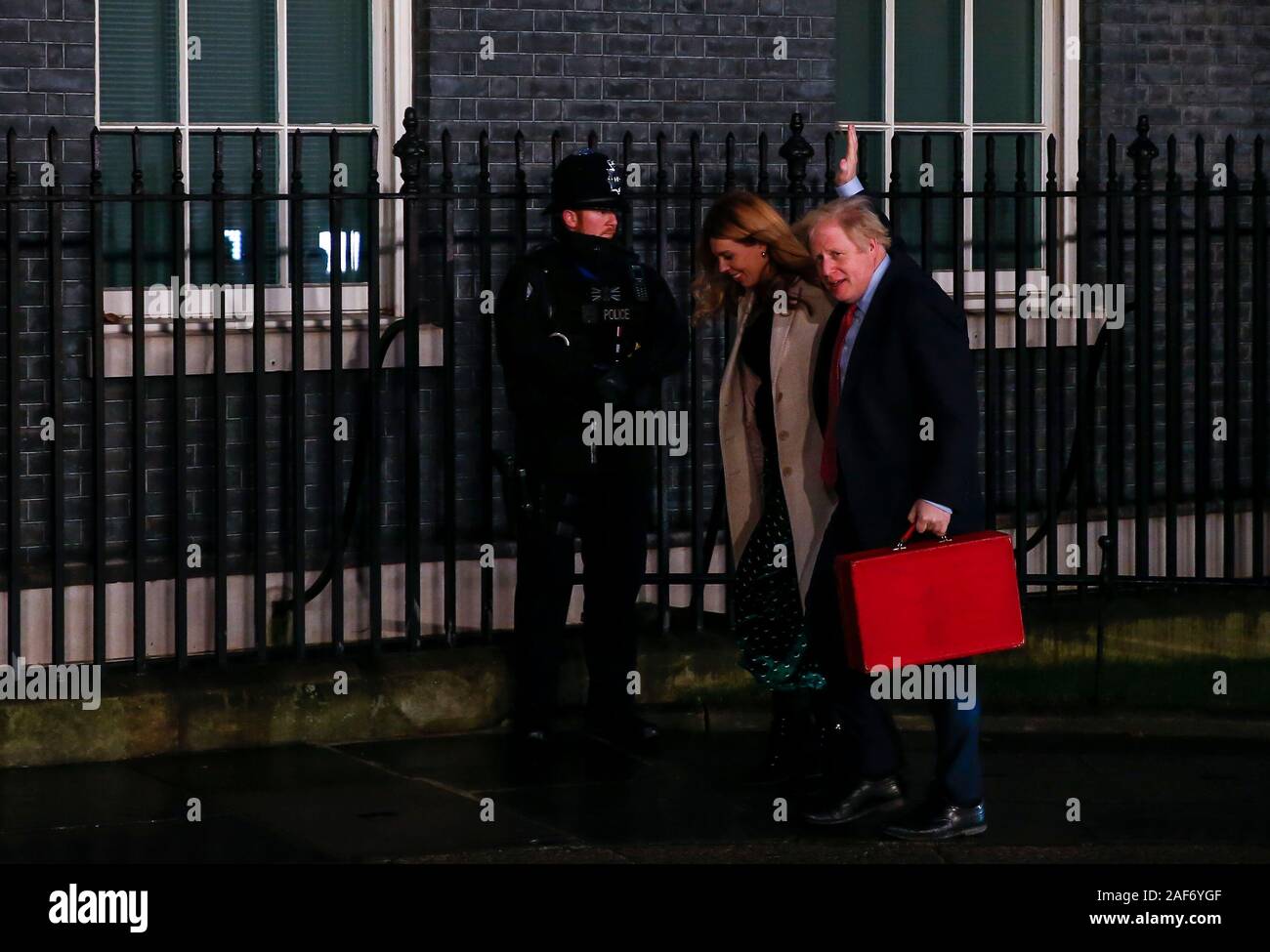 Londra, Gran Bretagna. Xiii Dec, 2019. Primo ministro britannico e il Partito Conservatore leader Boris Johnson e il suo partner Carrie Symonds tornare al 10 di Downing Street a Londra, Gran Bretagna, Dic 13, 2019. Un exit poll pubblicato dopo la votazione chiusa a elezioni britanniche il giovedì notte ha suggerito che i conservatori sono in corso per vincere una massiccia maggioranza parlamentare. Credito: Han Yan/Xinhua/Alamy Live News Foto Stock