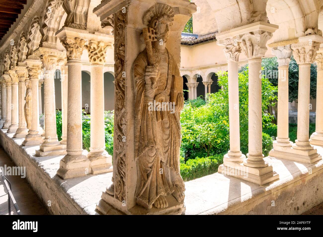 Statua di San Pietro nel chiostro della Cattedrale di Aix / Cathédrale Saint-Sauveur, Aix-en-Provence, Francia Foto Stock