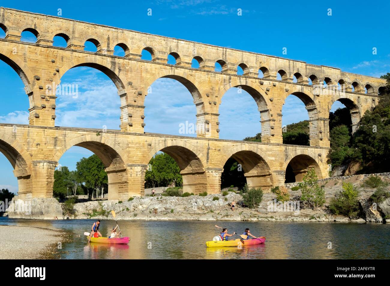 Pont du Gard acquedotto e persone in kayak sul fiume Gardon, Gard, Languedoc Roussillon, Francia, Europa Foto Stock