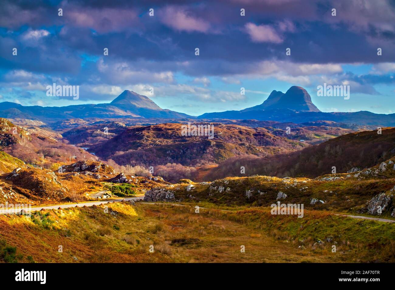 Una vista di fronte di una remota parte di Sutherland verso Suilven, uno dei più caratteristici delle montagne in Scozia. Foto Stock