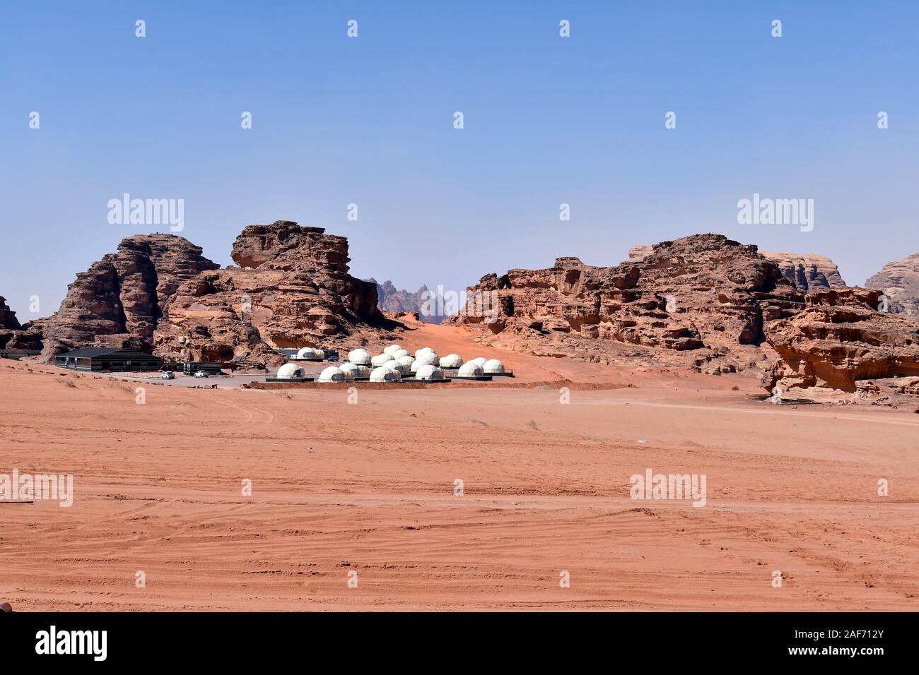 Giordania, camp con moderne tende nel fantastico scenario del Wadi Rum Foto Stock