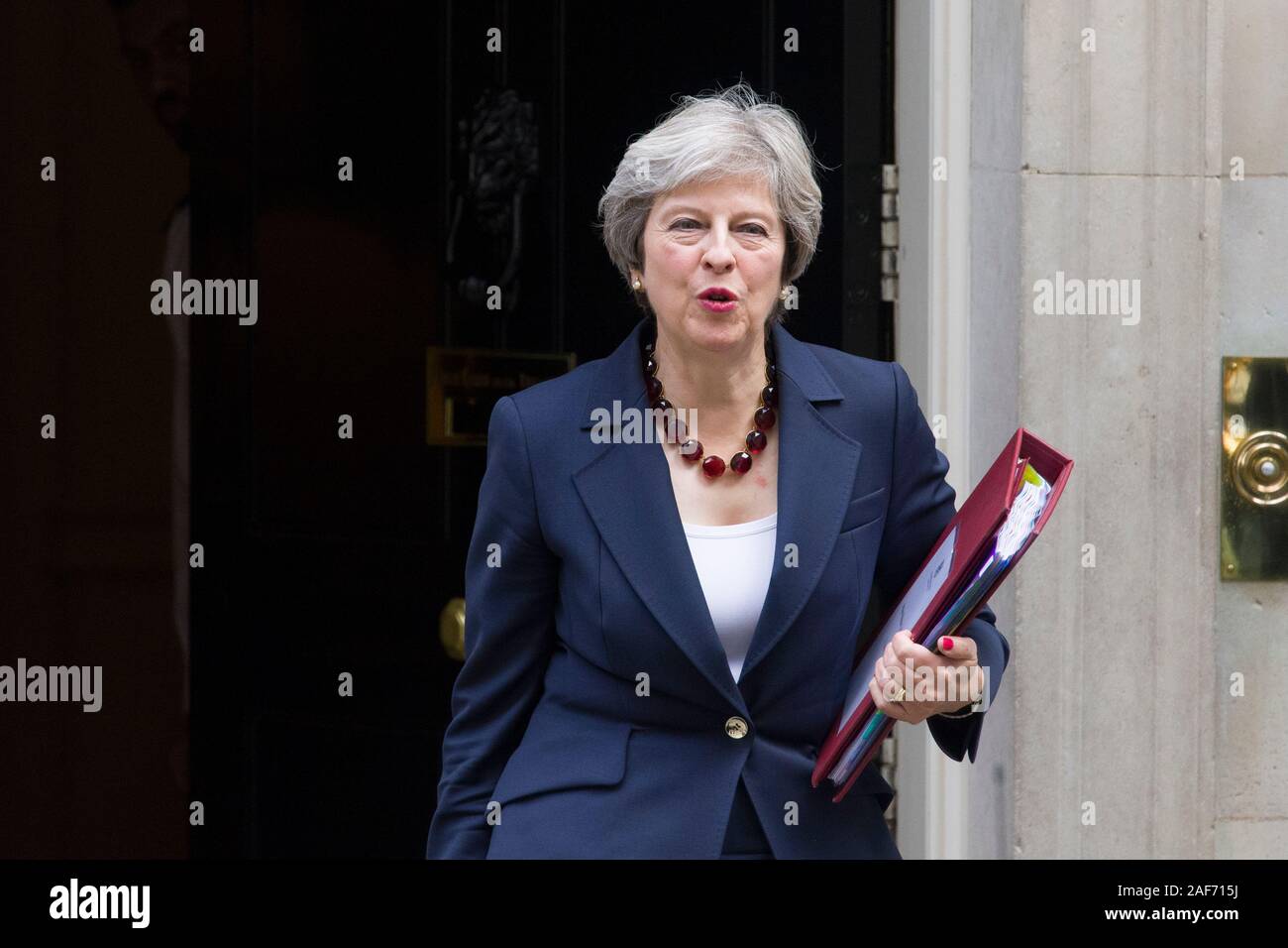 Theresa Maggio il Primo ministro britannico, lasciando 10 Downing Street la residenza ufficiale e l'ufficio del Primo ministro britannico, per andare al primo Foto Stock