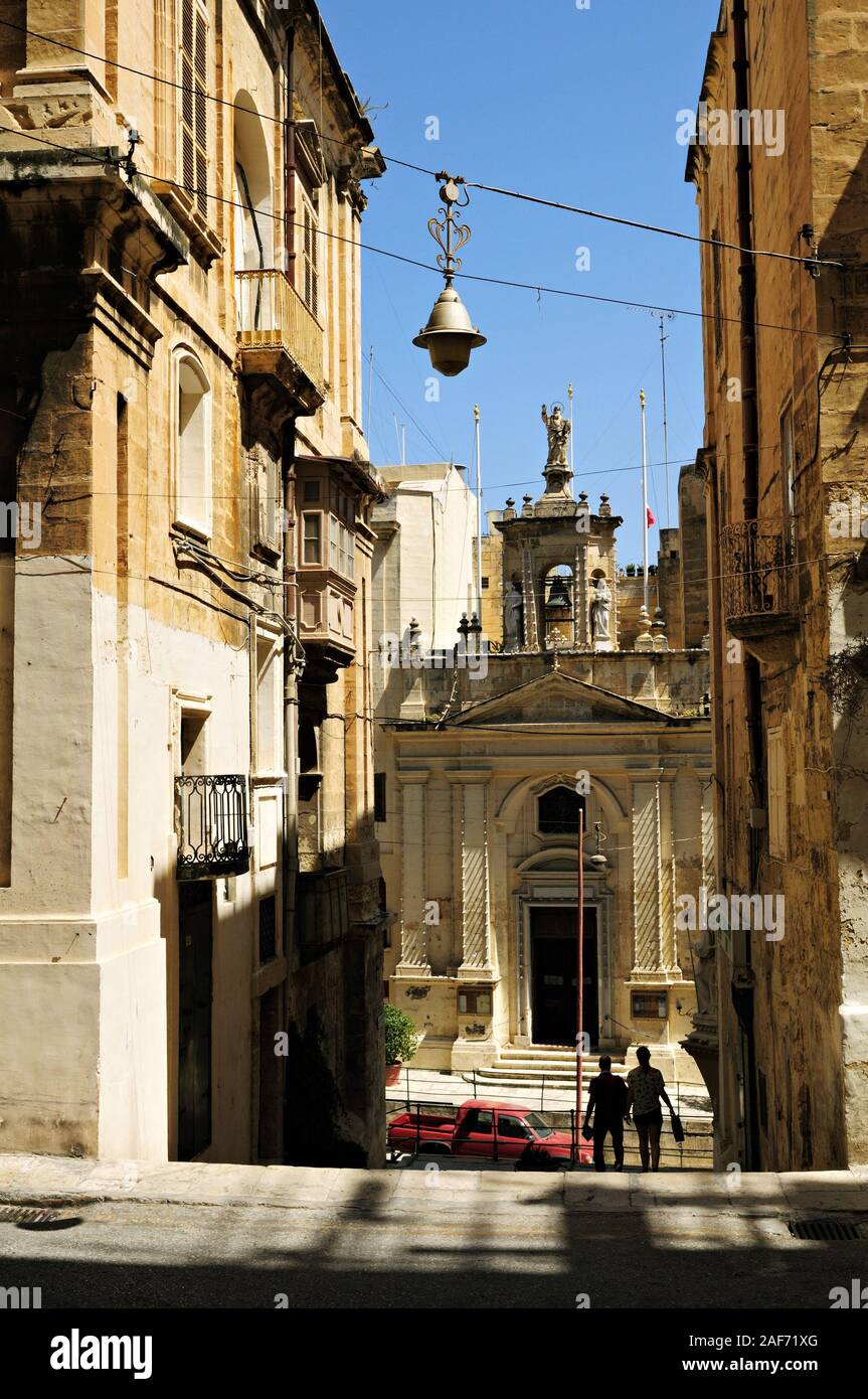 Street e la chiesa di Santa Lucia, La Valletta, Malta Foto Stock