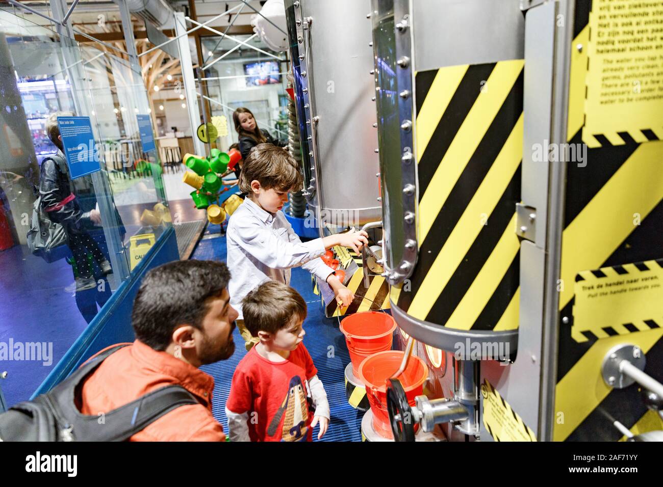 Padre e bambini nel Museo del Centro della Scienza Nemo, Amsterdam, esperimenti con l'acqua Foto Stock