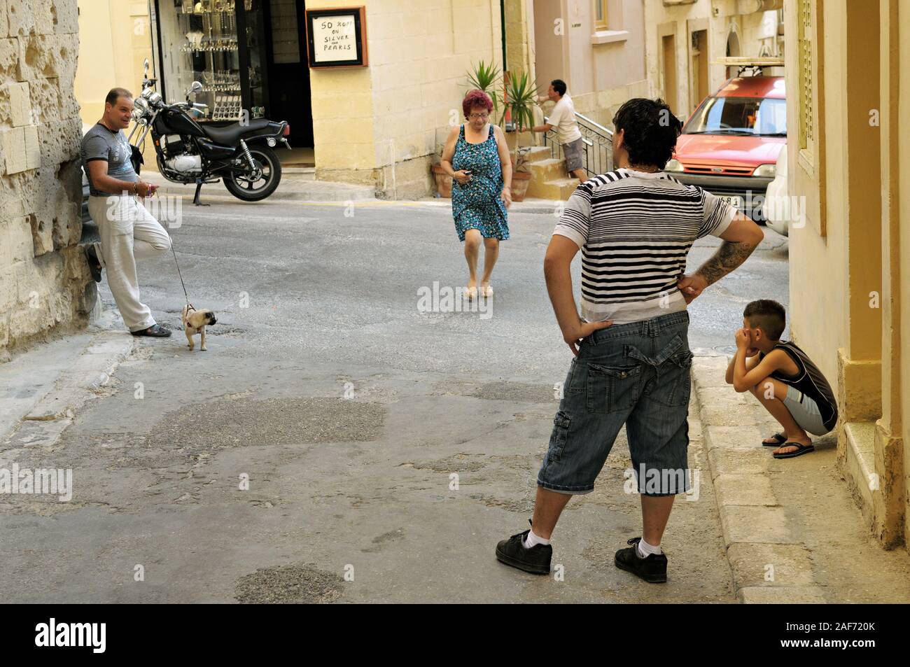 Vita quotidiana di strada scena a Birgu (Vittoriosa), Malta Foto Stock