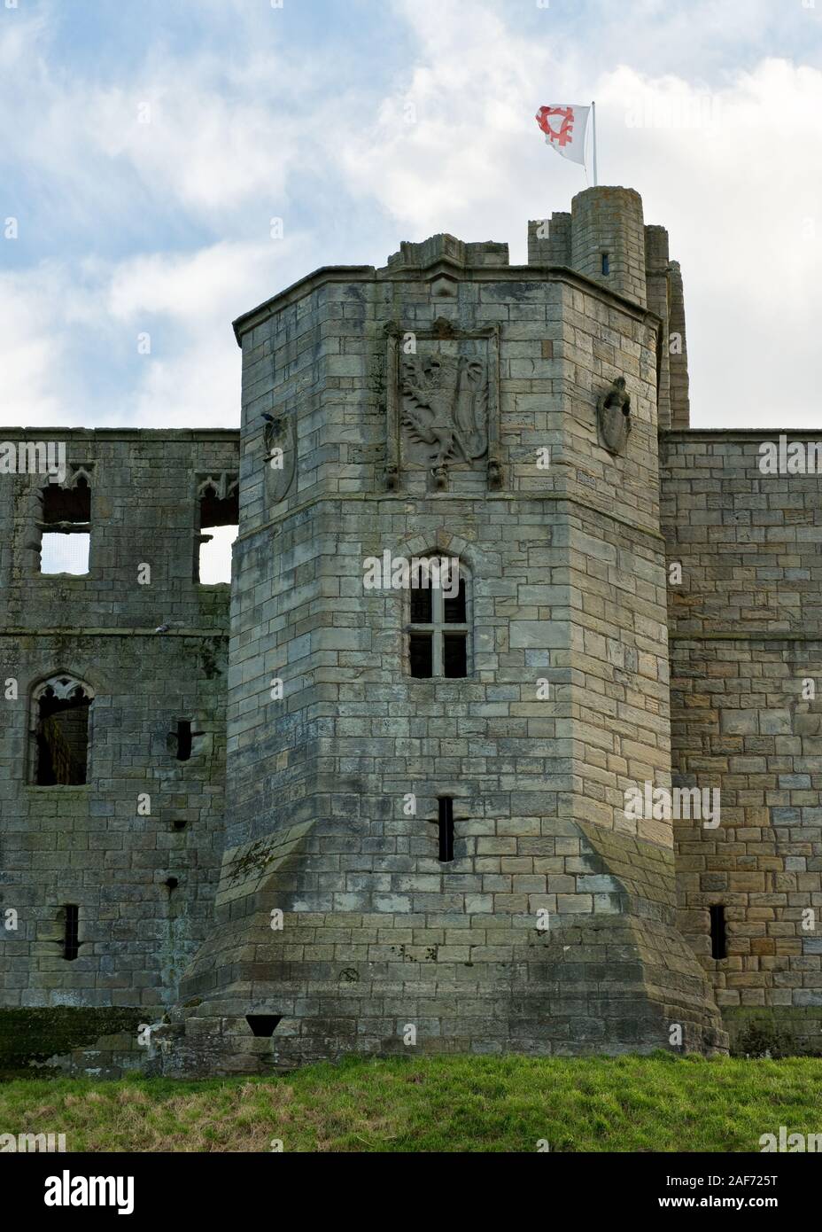 Rovine di mantenere e lo stemma di Warkworth castello situato sulla collina di spicco. Northumberland, Inghilterra Foto Stock