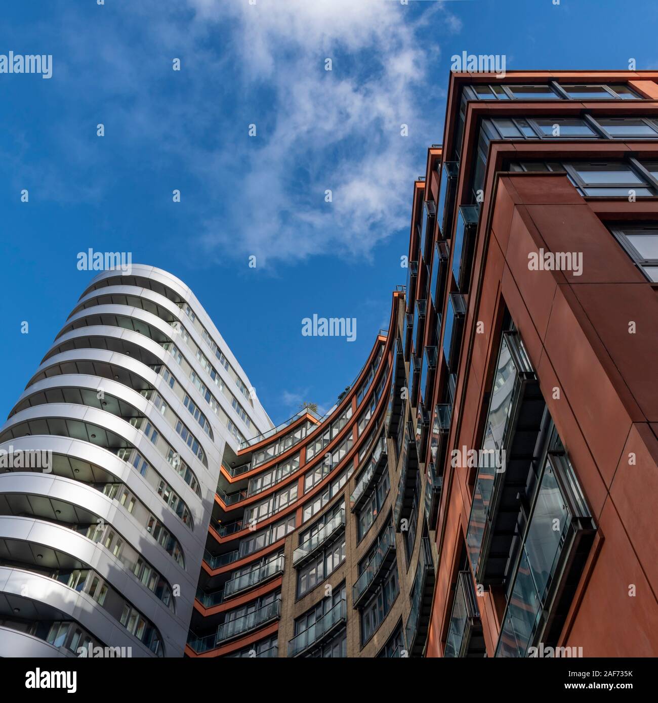 Spettacolare nuova architettura al bacino di Paddington a Londra. Il bacino è uno sperone del Regent's Canal che corre da ovest a est nella zona nord di Londra. Foto Stock