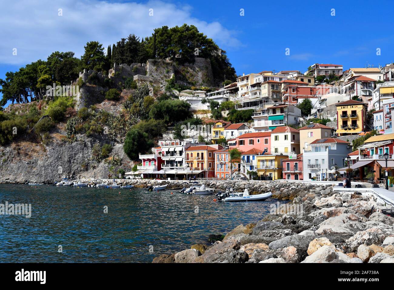 Parga, Grecia - 21 Settembre 2019: colorato paesaggio urbano con la rovina del castello medievale situato sul Mar Ionio, una destinazione preferita per le vacanze e ho Foto Stock