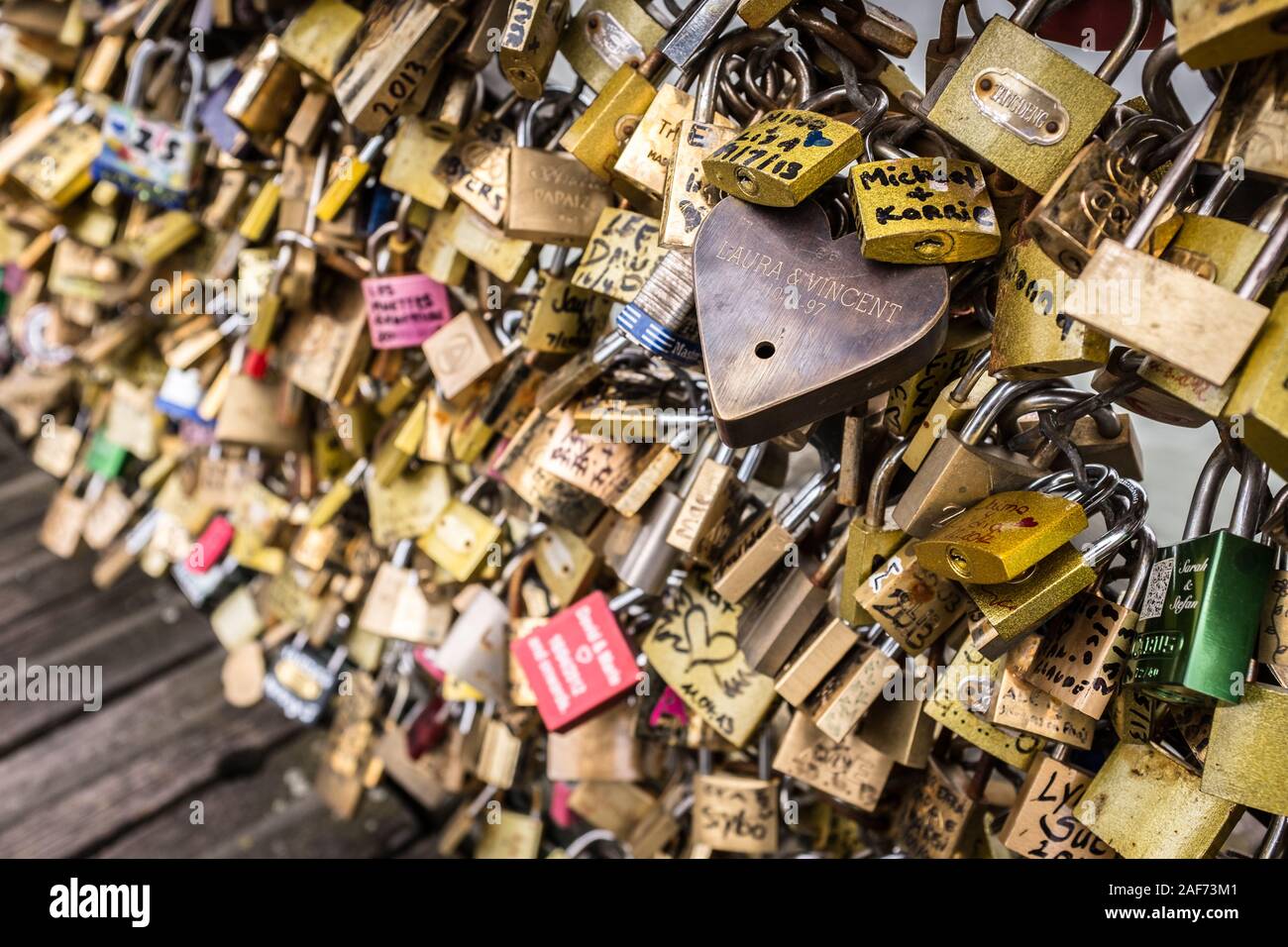 Amore si blocca sul Pont des Arts, Parigi, Francia Foto Stock