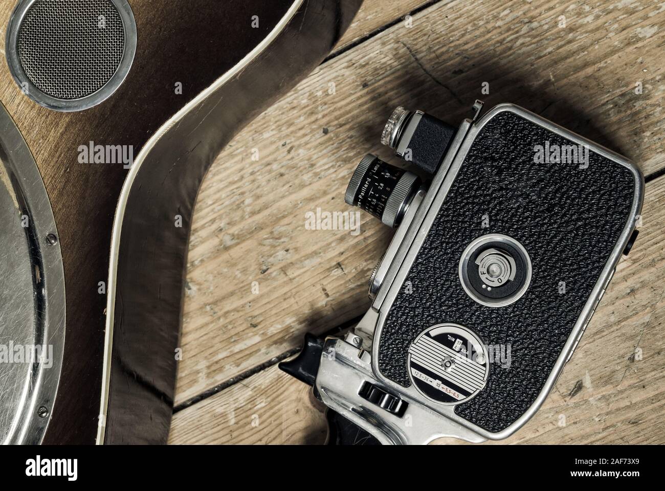Un film vintage fotocamera e un dettaglio di un Dobro chitarra su un sfondo di legno Foto Stock