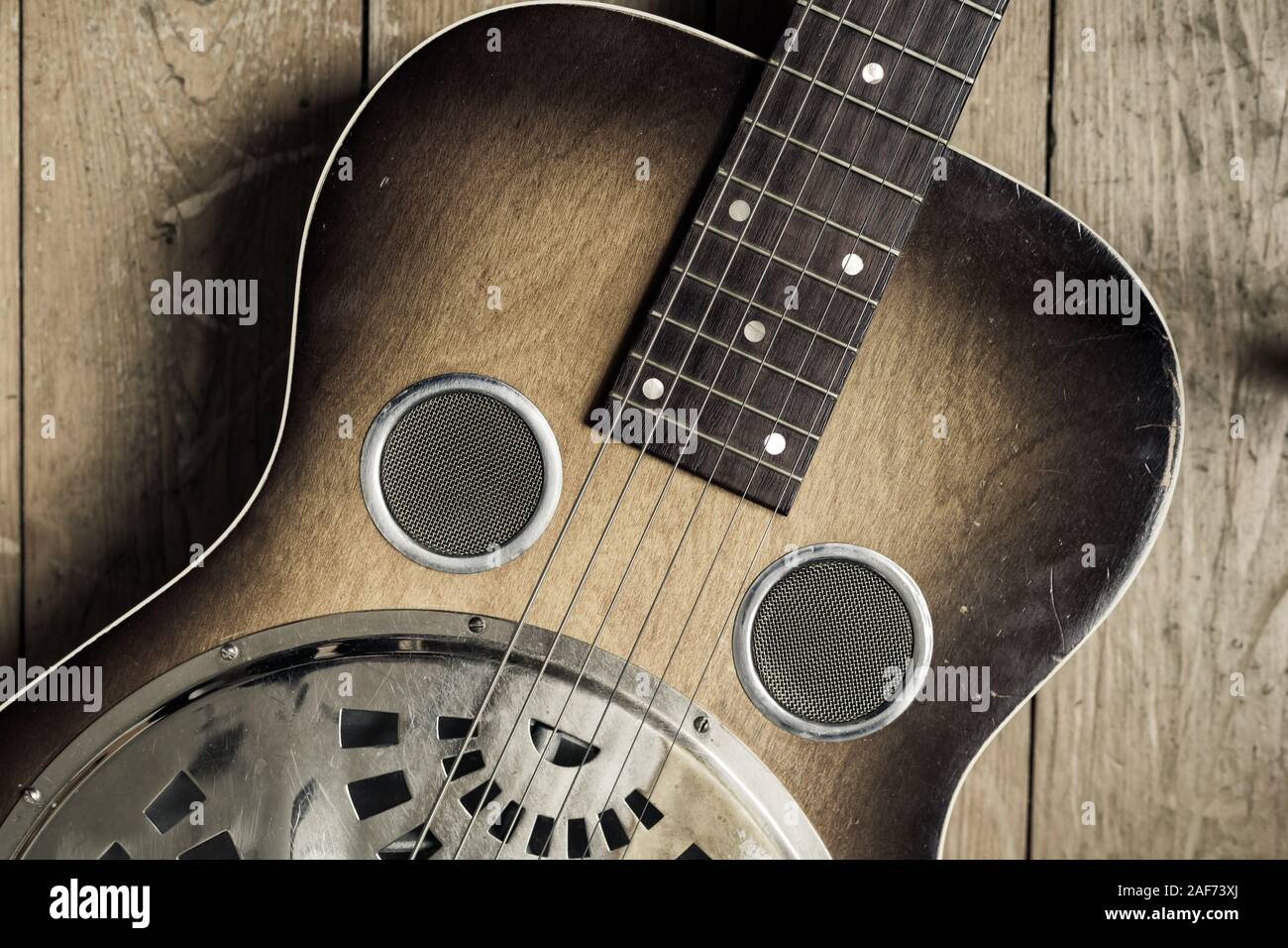 Un Dobro chitarra su un sfondo di legno Foto Stock