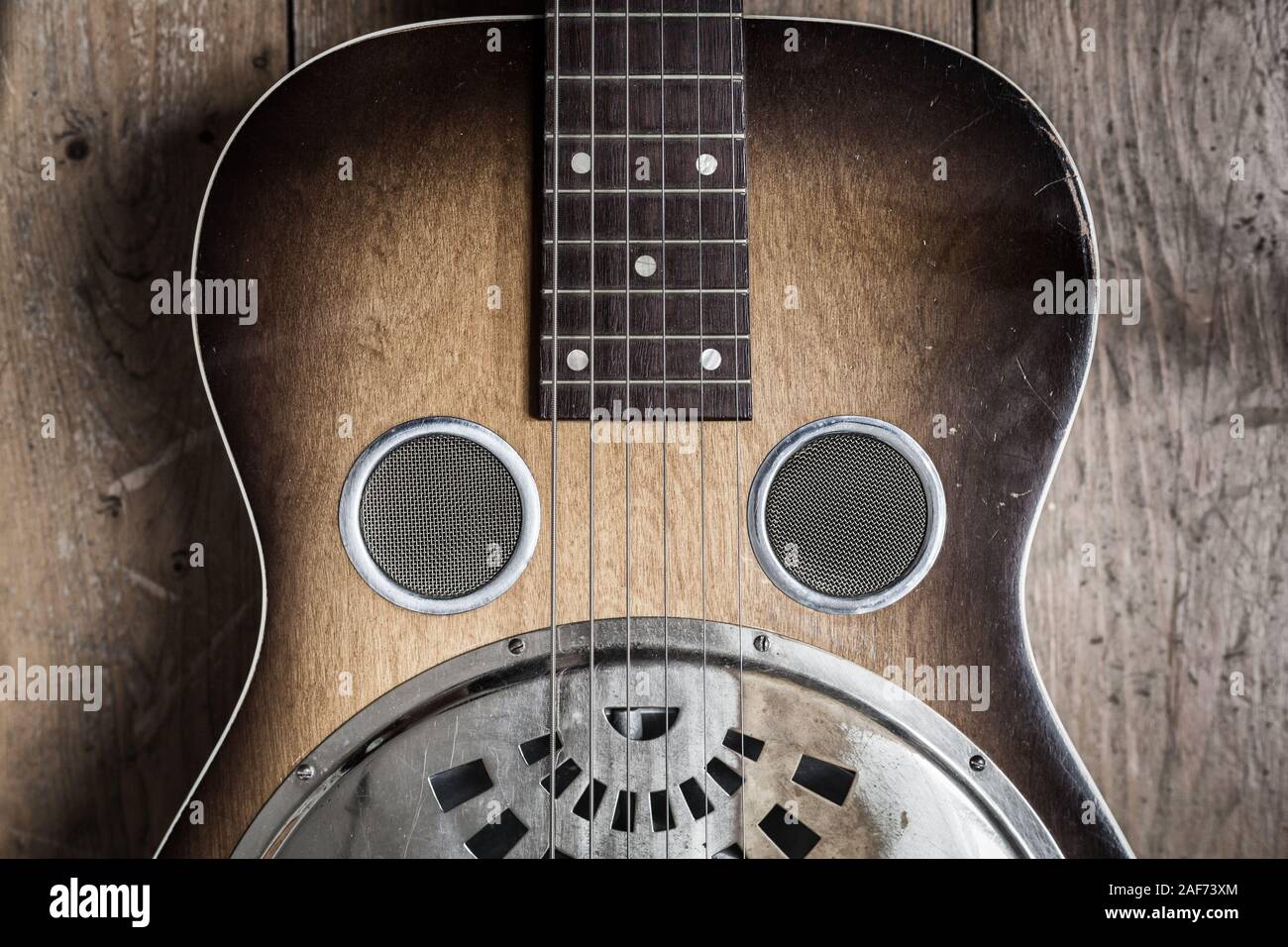 Un Dobro chitarra su un sfondo di legno Foto Stock