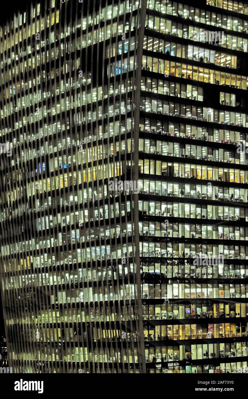 Walkie Talkie ufficio edificio grattacielo 20 Fenchurch Street di notte vista esterna degli uffici illuminati a Londra Est EC3 Inghilterra UK KATHY DEWITT Foto Stock