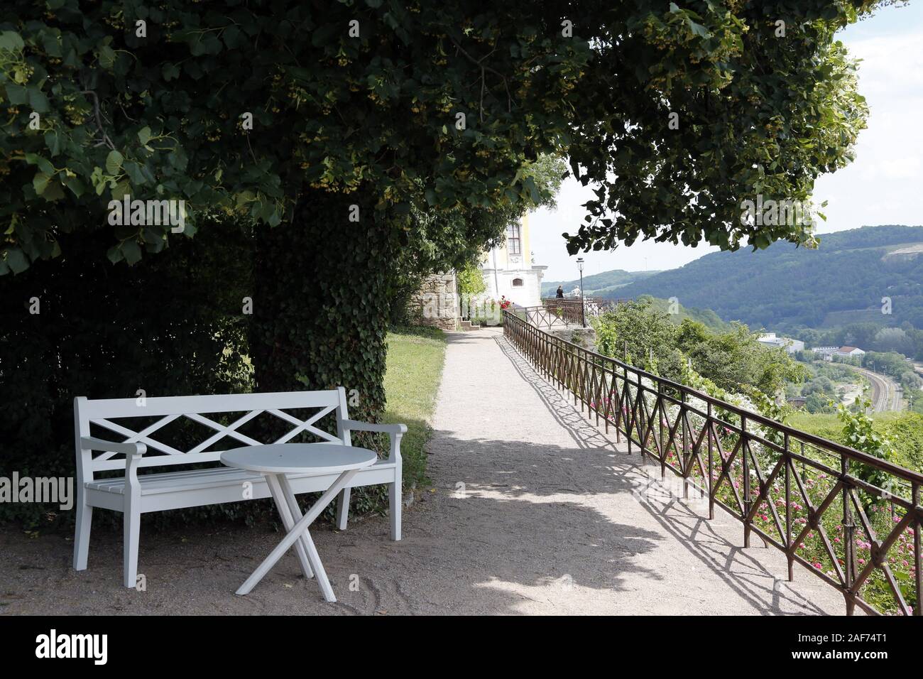 Il Castello Rococò è il centro e il più giovane dei tre Dornburg castelli. Nel 1732 il duca Ernst August di Saxony-Weimar-Eisenach aveva il Castello Rococò costruito come parte dei suoi piani. I castelli sono circondate da un giardino all'inglese e francese di un giardino barocco. Dornburg, Turingia, Germania, EuropeDate: Giugno 19, 2019 | Utilizzo di tutto il mondo Foto Stock