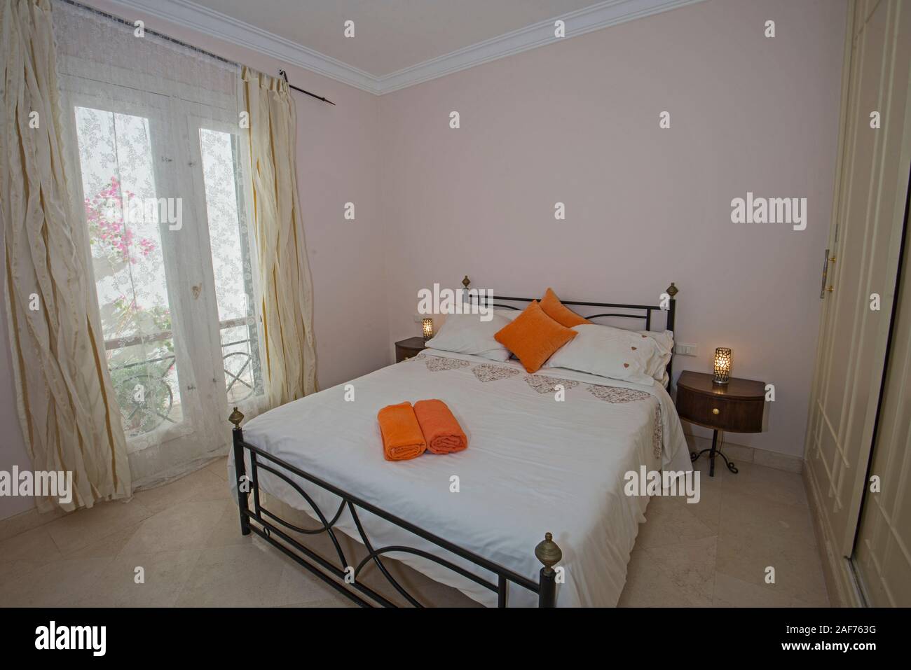 Interior design decor e arredamento di lusso show home camera da letto matrimoniale con mobili Foto Stock