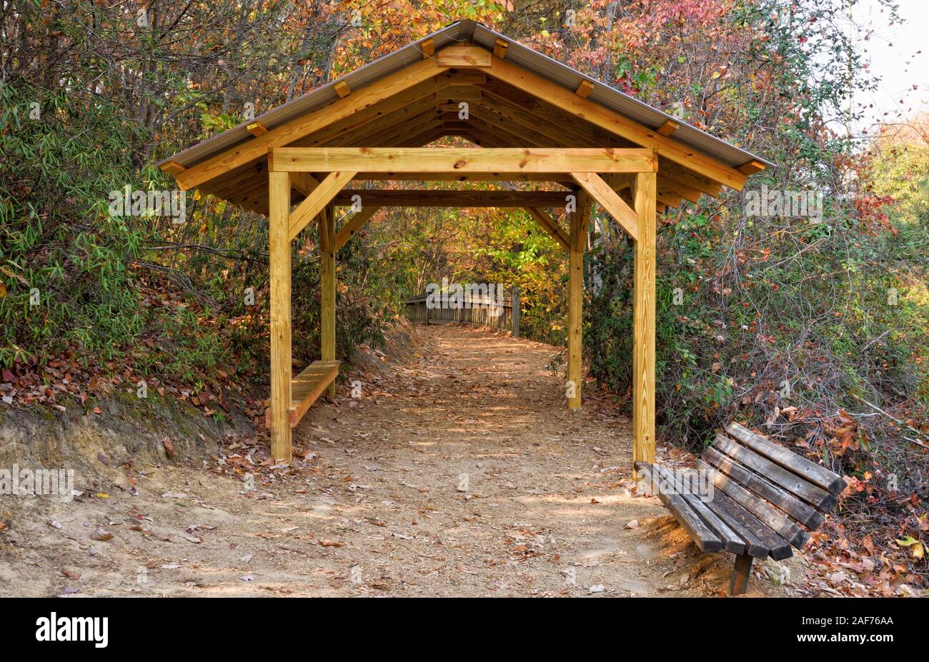 Un open in onda coperta gazebo in legno rifugio lungo una sporcizia sentiero pedonale in monti Appalachi del North Georgia USA. Foto Stock