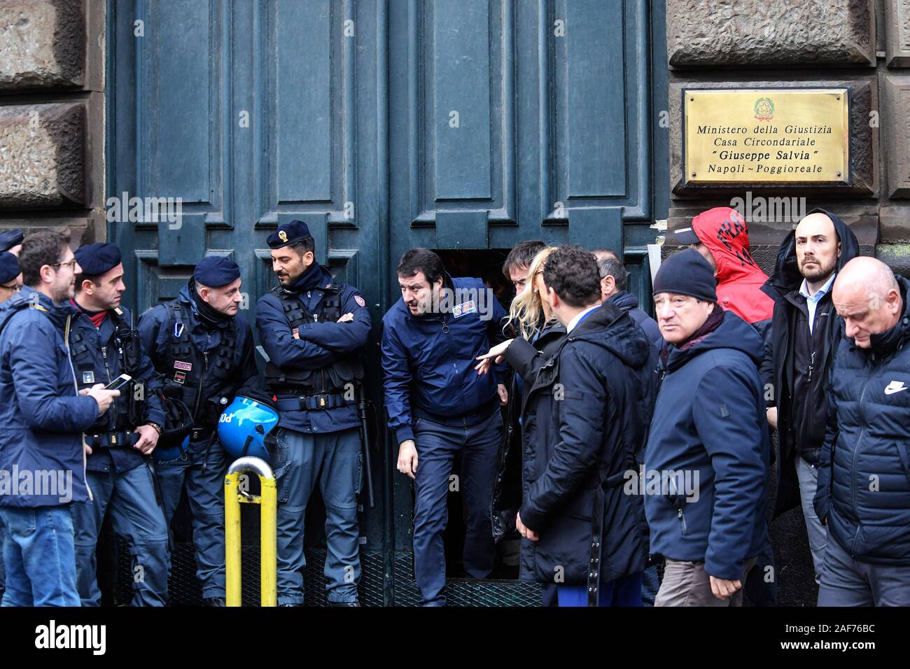 Napoli, Italia. 13 dic 2019. Il leader del campionato Matteo Salvini visitando il carcere di Poggioreale dove ha voluto incontrare ed esprimere solidarietà con il personale amministrativo, ma soprattutto con gli agenti che indossano la divisa della Polizia Penitenziaria. 12/13/2019, Napoli, Italia Credit: Indipendente Photo Agency Srl/Alamy Live News Foto Stock