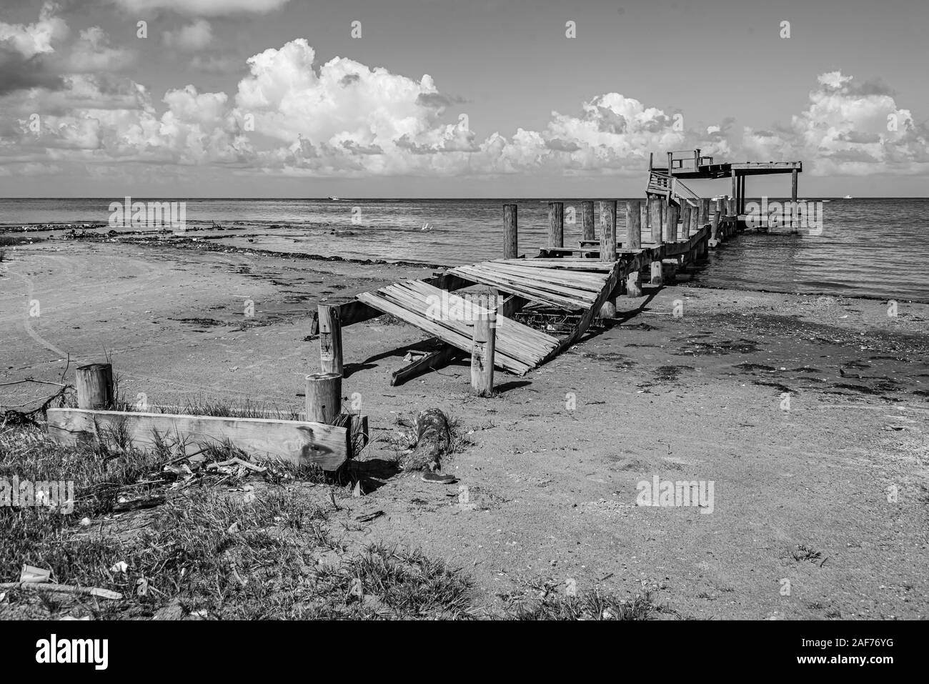 Immagine in bianco e nero dei Caraibi dock distrutta dall'uragano Foto Stock