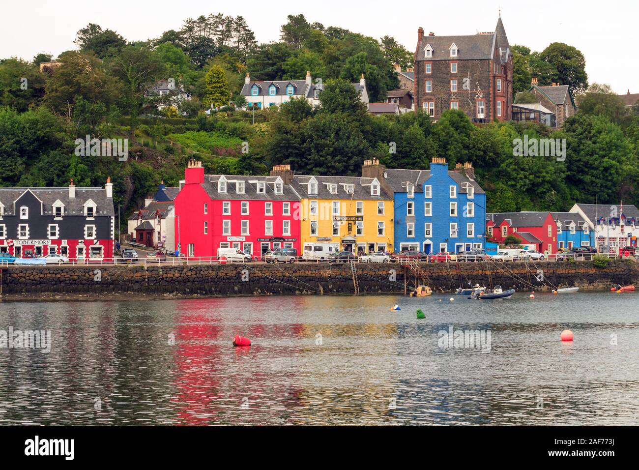 Case colorate sul porto di Tobermory sull'Isle of Mull una popolare destinazione turistica in Scozia e utilizzato in la serie televisiva della BBC Balamory Foto Stock
