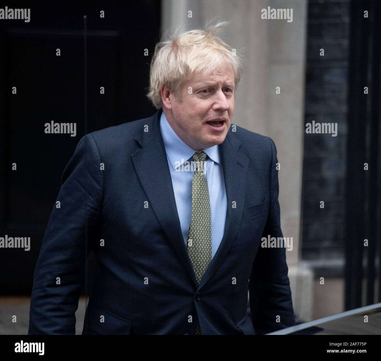 A Downing Street, Londra, Regno Unito. Il 13 dicembre 2019. Boris Johnson lascia 10 Downing Street dopo la sua vittoria elettorale per incontrare la Regina e chiedere di formare un nuovo governo. Credito: Malcolm Park/Alamy Live News. Foto Stock