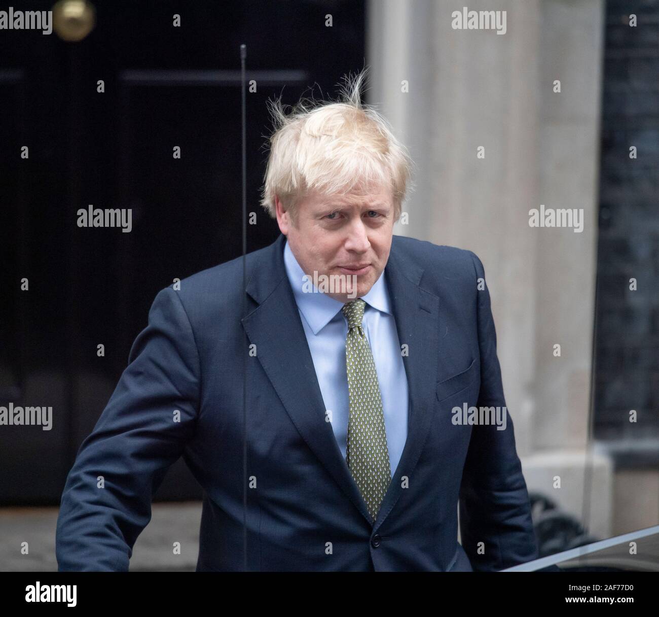 A Downing Street, Londra, Regno Unito. Il 13 dicembre 2019. Boris Johnson lascia 10 Downing Street dopo la sua vittoria elettorale per incontrare la Regina e chiedere di formare un nuovo governo. Credito: Malcolm Park/Alamy Live News. Foto Stock