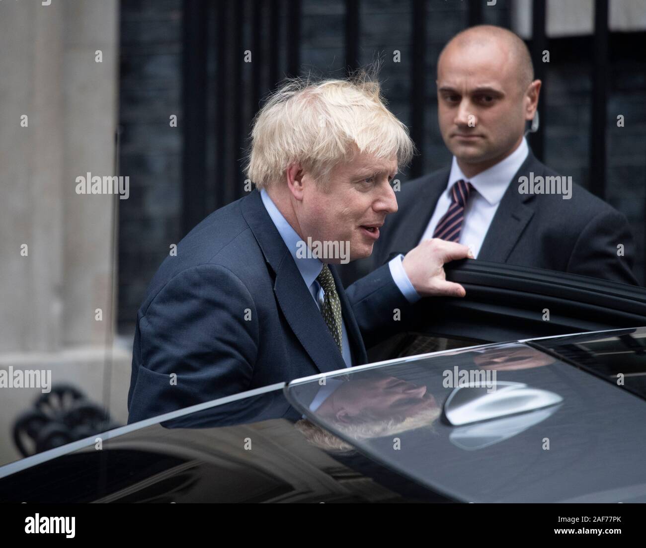 A Downing Street, Londra, Regno Unito. Il 13 dicembre 2019. Boris Johnson lascia 10 Downing Street dopo la sua vittoria elettorale per incontrare la Regina e chiedere di formare un nuovo governo. Credito: Malcolm Park/Alamy Live News. Foto Stock
